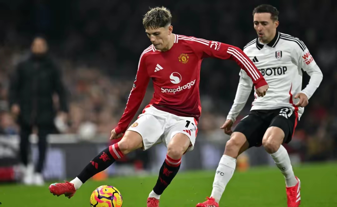 爱游戏体育-关于赛前曼联备战英超；战术微调细节曝光；质疑声仍在；身体对抗强度拉满的信息